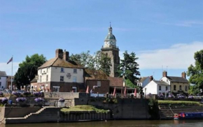 Central Upton Upon Severn 2 bed sleeps 6